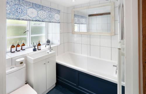 Romantic Cotswold Cottage- dog friendly and village location - Photo 6