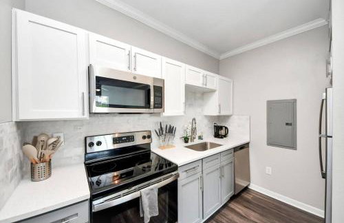 LUX Resort Inspired 2BR Near Houston Pool Gym - Foto 8