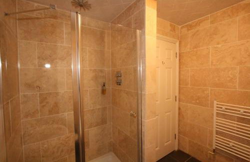 Central Studios Gloucester Road by RoomsBooked - Free Parking - Photo 8