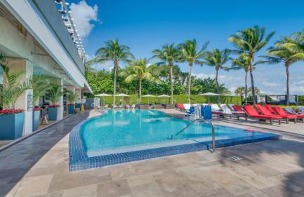 Beachfront Bentley Hotel One Bedroom Suite with Balcony and Beach access - Foto 2