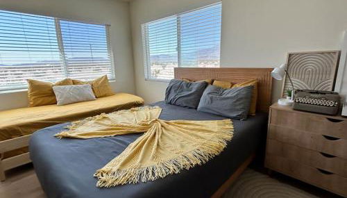 Serene Modern Home Backdoor with great WiFi, games, movies, patio seating and bbq Easy Access to North Joshua Tree National Park in 10 minutes - Photo 2