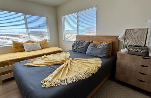 Serene Modern Home Backdoor with great WiFi, games, movies, patio seating and bbq Easy Access to North Joshua Tree National Park in 10 minutes - Foto 2