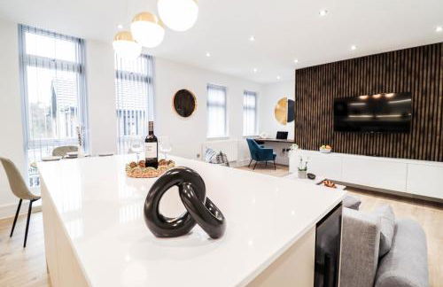 The Abbey Apartment - 1BR Apt with Dedicated Workspace, Fast Wifi & Stylish Kitchen Island & Free Secure Underground Parking - Foto 40