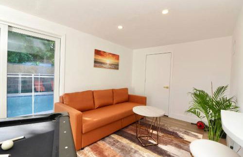 Luxury Oasis Getaway w/pool 15 mins from beach - Foto 31