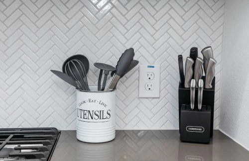 Beautifully Decorated, Modern Downtown Houston Home - Photo 13