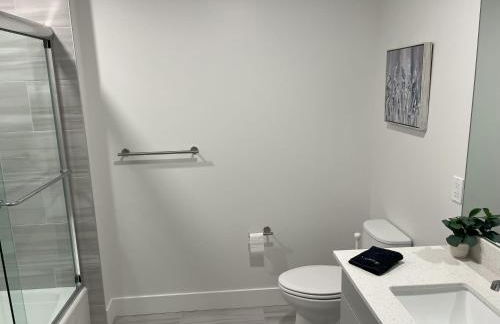 Luxury 2 Bed 2 Bath Waterfront Condo with Patio Sunsets Gym and Parking - Foto 51