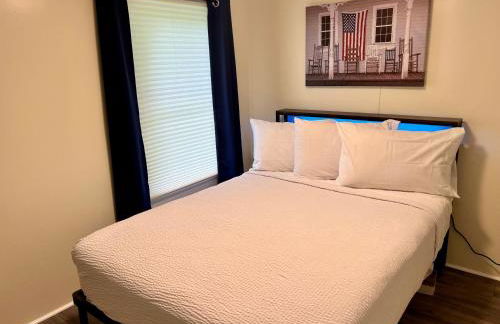 Spacious 2BR Retreat-10 minutes to the Beach! Pet Friendly! - Foto 33