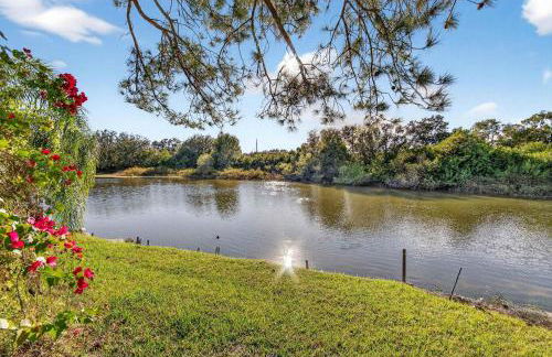 Lakefront 4-Bedroom Home with Pool - Foto 38