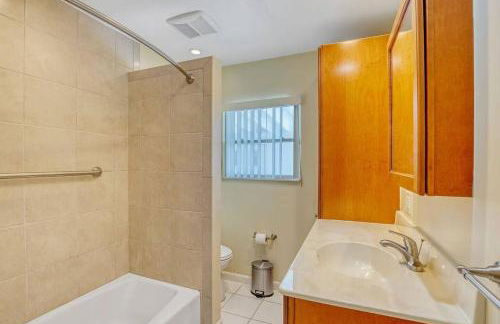 Cozy Beach Walk Home 3BR 2BA + Priv Yard + SmartTV - Foto 14