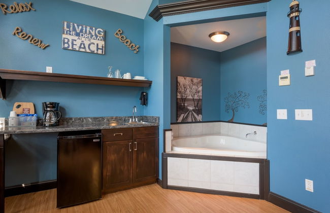 Eureka Springs Treehouses, Hobbit Caves & Castles - Photo 42