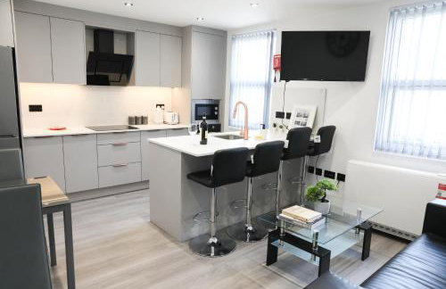 Modern 4 BR flat with 4 ensuites in central Reading - Photo 1