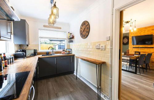 Steel Town Lodge - Contractor & Family Stay with Dart Board - Foto 8