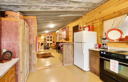 Rural and Horse-Friendly Cabin about 24 Mi to Bandera! - Foto 12