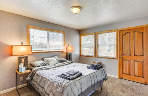 Less Than 1 Mi to Lake Almanor Home with Furnished Decks! - Foto 8