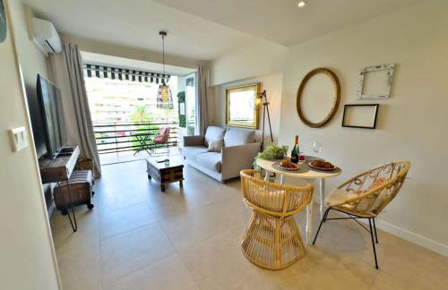 Boho Chic Apt, Frontline Sea & Paseo Views - Photo 15