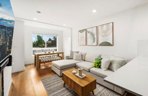 NEW! Central Ballard 3BR Townhome Fits 8 Free Parking AC Family Friendly - Foto 1