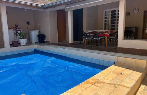 Casa inteira com três quartos, piscina climatizada por energia solar e área de churrasqueira - Foto 2