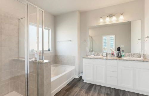 5BR 3BA Waterfront Home Near Highway and Area Attractions - Foto 8