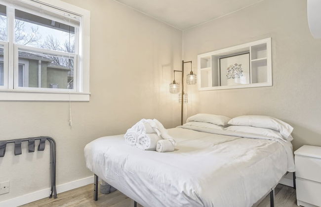 2BR Central Location Big Backyard & Dog Friendly! - Photo 5