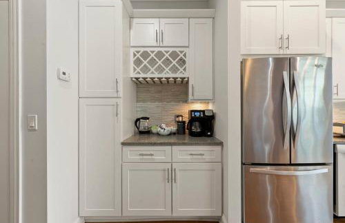 1 Free Parking Gym Balcony Sleeps 10 - Photo 21