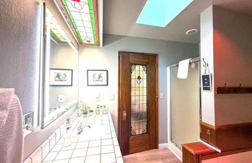 Forest Home with Deck, EV Station, King Beds - Foto 14