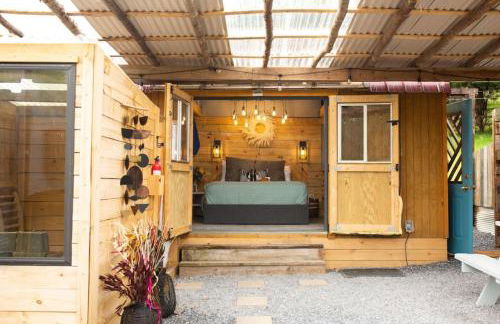 Meadow View Romantic Nature Stay w Barn, Outdoor Tub and Sauna - Foto 14