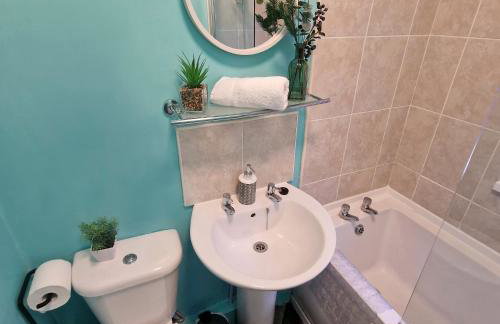 3Bed-Near A1 Motorway-FreeParking-by Holiday Homes - Foto 13