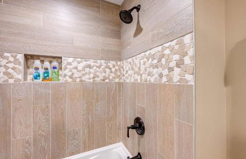 Beautiful Franklin Home with Bunkhouse and Hot Tub! - Foto 26