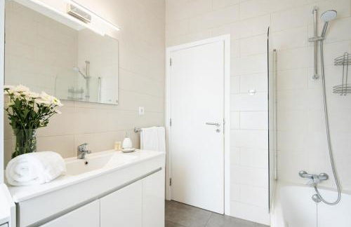 Bright & Spacious Villa by Beach - Photo 32