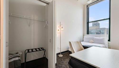 West Loop - City Views With In & Out Parking 5 - Photo 5