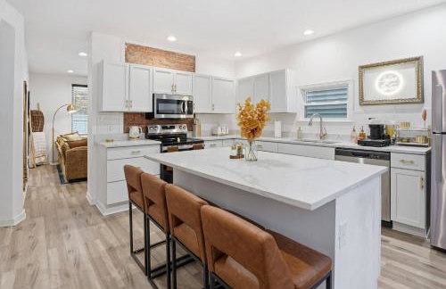 Brand NEW King Suite| Movie/Game Room| Coffee Bar - Foto 1