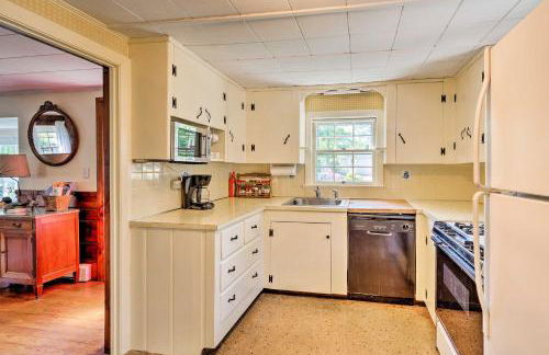 Cape Cod House with Grill and Yard - Drive to Beach! - Foto 7