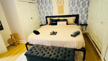 Modern Boho 3BR Duplex Escape with Pool & King Bed Near Beach - Foto 3