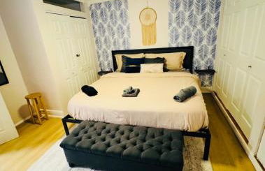 Modern Boho 3BR Duplex Escape with Pool & King Bed Near Beach - Foto 3