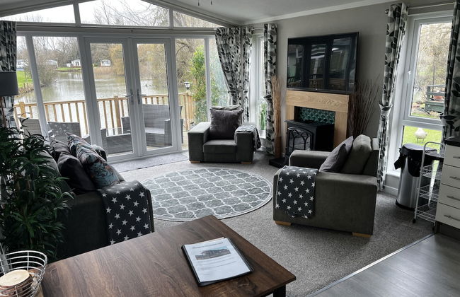 Beautiful and Tranquil Lakeside Lodge - Sleeps 5 - Foto 16