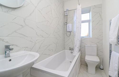 Fantastic 1 Bedroom Apartment with Free Parking - Ideal for Contractors - Foto 4