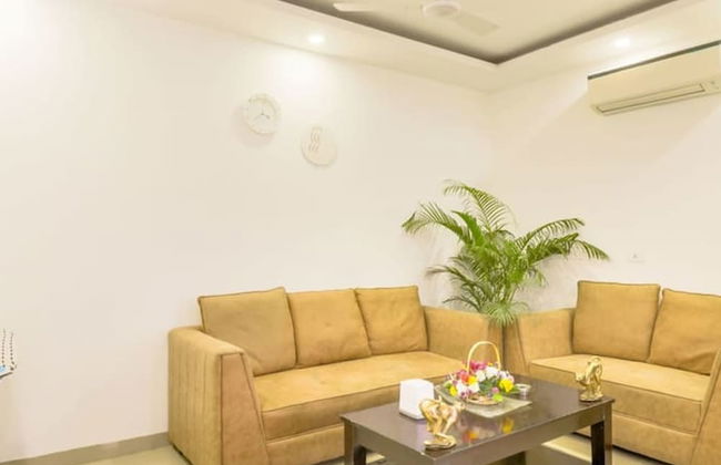 Modern City Retreat 2bhk Paras Fortis Balcony - Photo 4