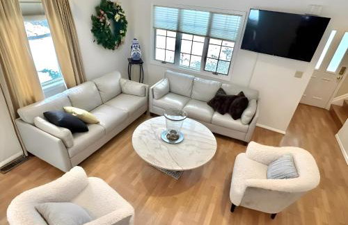 Cozy 4BR 3BA Home- Train to NYC, USOpen, CitiField Mets, MSG, Walk to Harbor & Golf - Photo 2