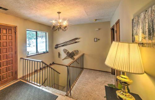 Expansive Angel Fire Home with Indoor Hot Tub! - Foto 19