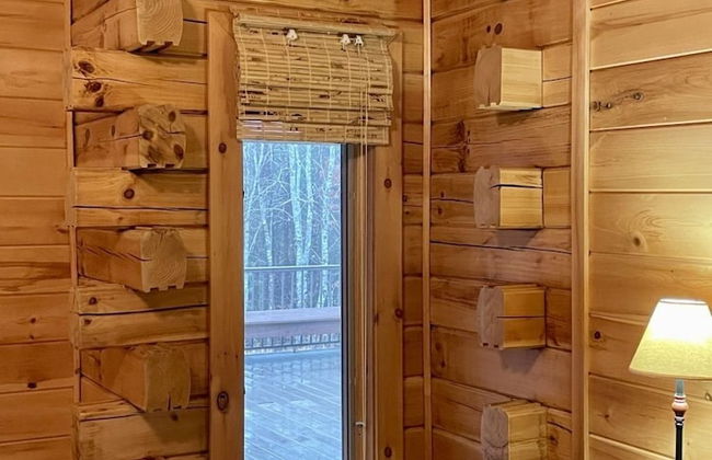 A true log cabin with 360 degree mountain views - Pet and Motorcycle friendly! 5 Bedroom Cabin by RedAwning - Foto 24