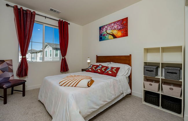 Luxurious Ontario Townhouse Ideal Family Retreat - Photo 19