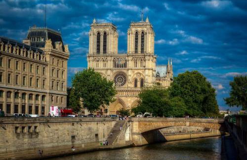 Two Bedroom Luxury Apartment - Balcony with View of Notre Dame - Photo 35