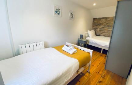 SPINDRIFT is A Beautiful Newly Refurbished THREE BEDROOM Private Family House located on the OLD HARBOUR and the COASTAL PATH in the Heart of Beautiful POLPERRO - Foto 17