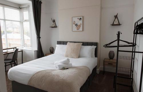 Large 4 Bed Home - Fast Wifi, Smart TV's & Free Parking - Near A66 - Foto 4