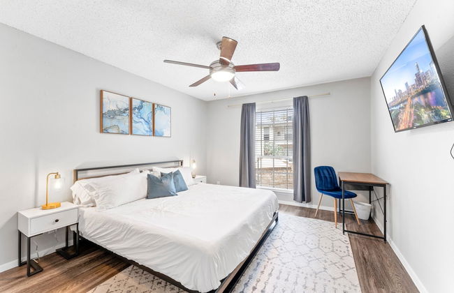 Soco 2BR Corner Suite w Pool King bed Fast Wifi - Photo 3