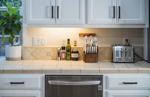 Lavender & Vine - Downtown Retreat with Hot Tub and Fire Pit! - Foto 6