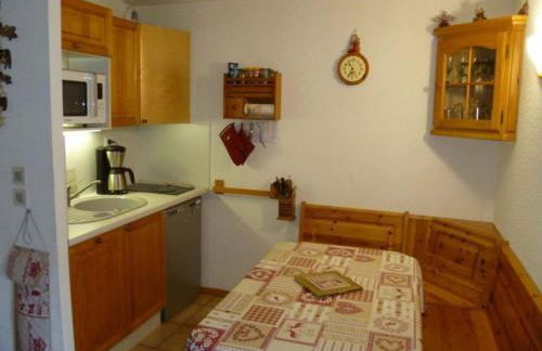 Appartement 2 pièces cosy, 5 pers, terrasse sud, proche des remontées, parking inclus, WiFi en option - FR-1-676-51 - Foto 1