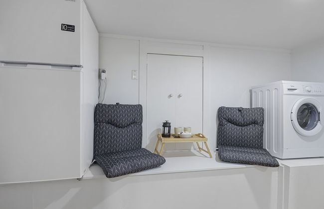 Newly Renovated Studio w Parking-Netflix - Photo 7