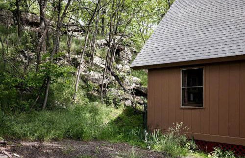 Rustic-Modern Chalet w/ Fire Pit, Deck & Views in Slanesville, WV - Foto 50