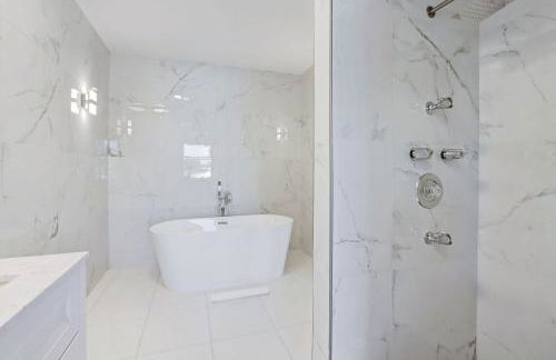 Solara: Waterfront Estate, Pool, Dock, Private Guest Suite - Foto 60